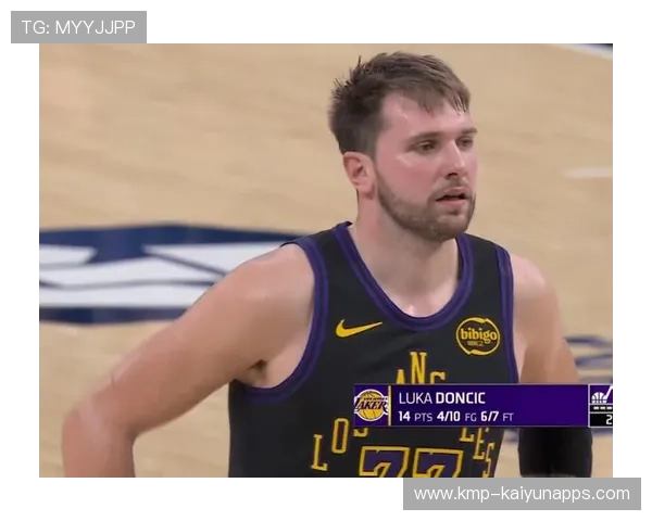 东契奇高难度抛投得手，全场惊呼连连